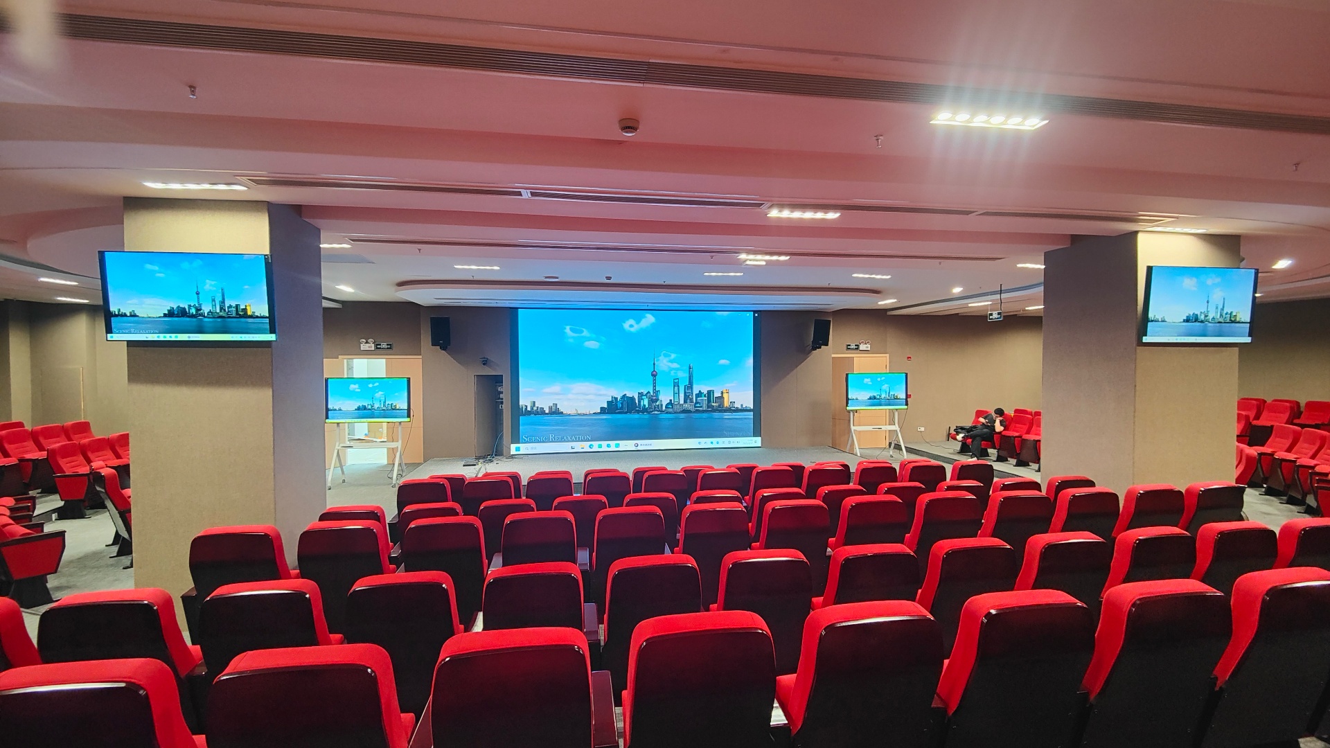 上海美硕信息科技：匠心打造某大型服装零售企业现代化报告厅